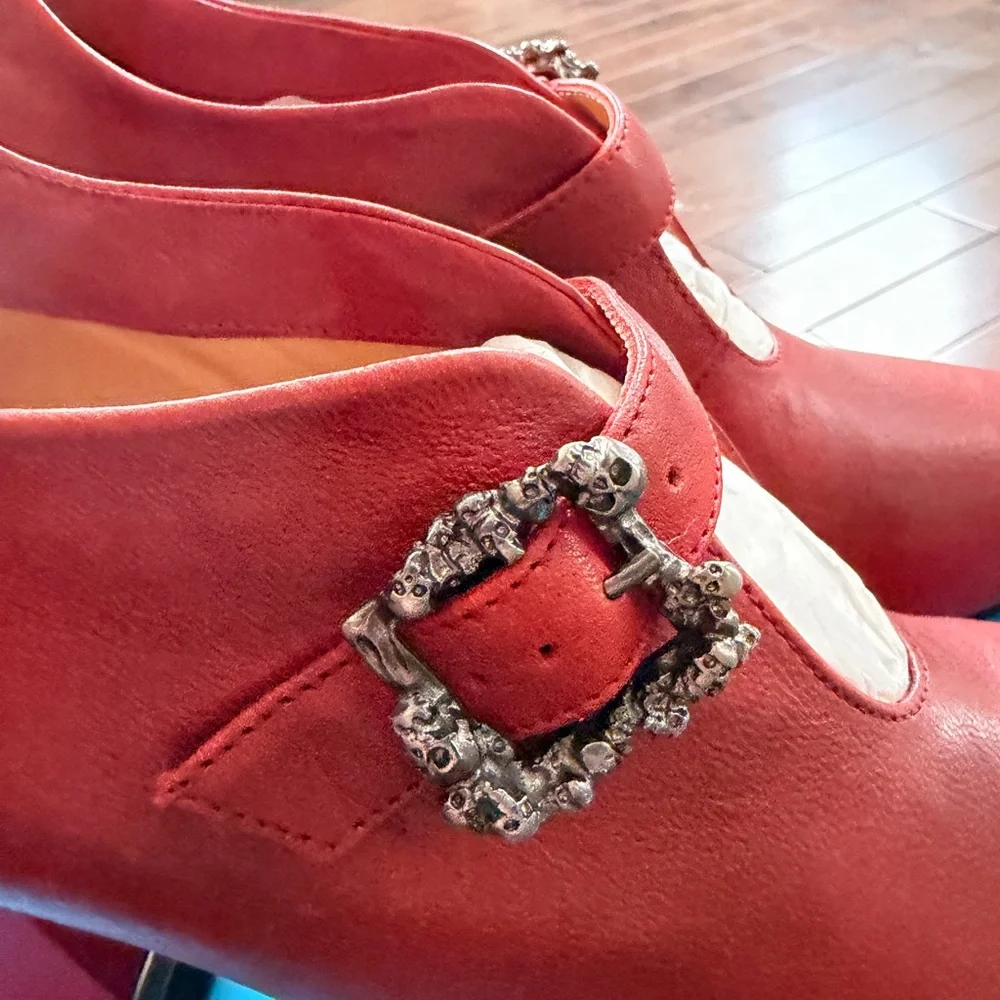 NWT John Fluevog Fantine  Pointed Mary Jane Heels with Decorative Skull Buckle - Picture 6 of 10
